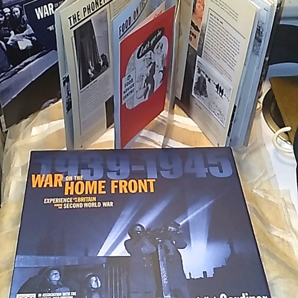 WAR ON THE HOME FRONT: Life In Britain  During 2nd World War Book & CD